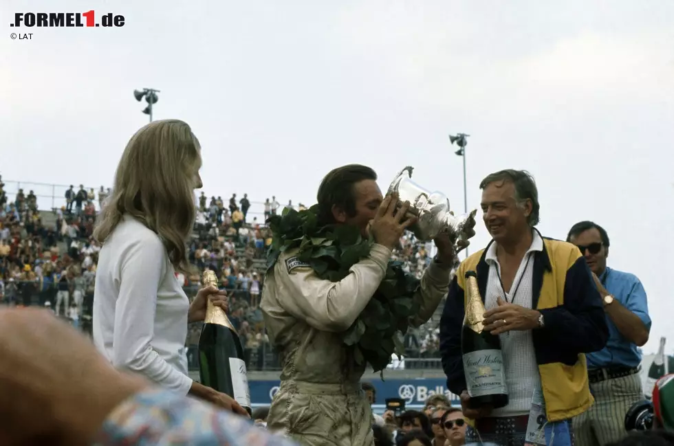 Wer arbeiten kann, der kann auch feiern! Nach seinem Erfolg in Watkins Glen gönnt sich Revson einen Schluck Champagner aus seinem Pokal. Ob der Lebemann bei der Gelegenheit auch einen Blick auf die junge Dame neben ihm geworfen hat? Foto zur News: Wer arbeiten kann, der kann auch feiern! Nach seinem Erfolg in Watkins Glen gönnt sich Revson einen Schluck Champagner aus seinem Pokal. Ob der Lebemann bei der Gelegenheit auch einen Blick auf die junge Dame neben ihm geworfen hat?