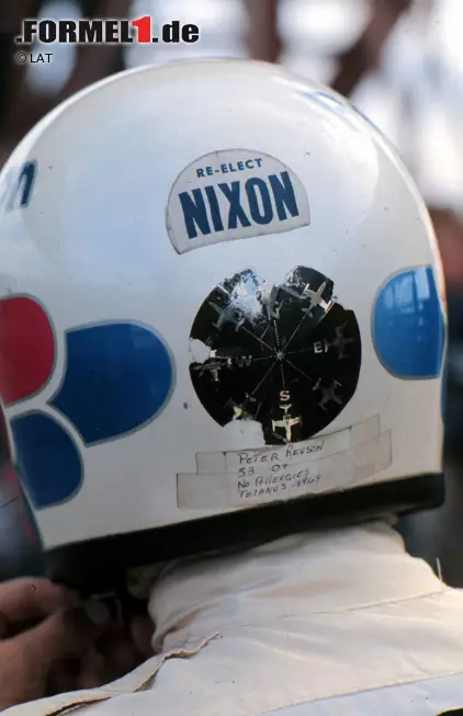 Foto zur News: Auch politisch engagiert sich Revson. Während der Präsidentschaftswahl in den Vereinigten Staaten 1972 wirbt der McLaren-Pilot auf seinem Helm für den republikanischen Kandidaten Richard Nixon.