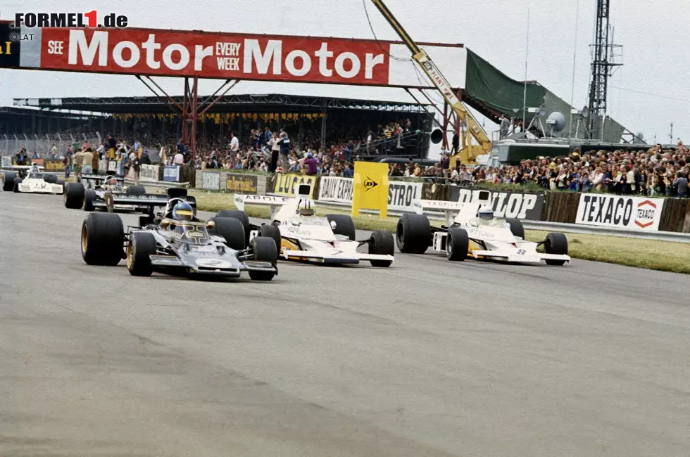 Foto zur News: 1973 setzt Revson auch auf der Strecke ein Zeichen. In Silverstone feiert der damals 34-Jährige den ersten Formel-1-Sieg seiner Karriere. Es ist ein durchaus knapper Erfolg: Die ersten vier Fahrer liegen alle innerhalb von nur 3,5 Sekunden.