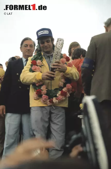 Foto zur News: Die Siegerehrung fällt damals noch deutlich bescheidener aus als heutzutage. Dafür gibt es neben dem Pokal aber auch noch einen Blumenkranz...