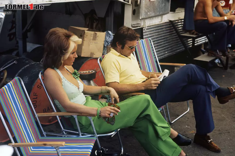 Foto zur News: Fast immer bringt der US-Amerikaner eine schöne Frau mit an die Rennstrecke, so auch hier beim Großen Preis von Österreich 1973. Kurz vor seinem Tod soll er übrigens eine Beziehung mit der damaligen Miss World Marjorie Wallace gehabt haben.