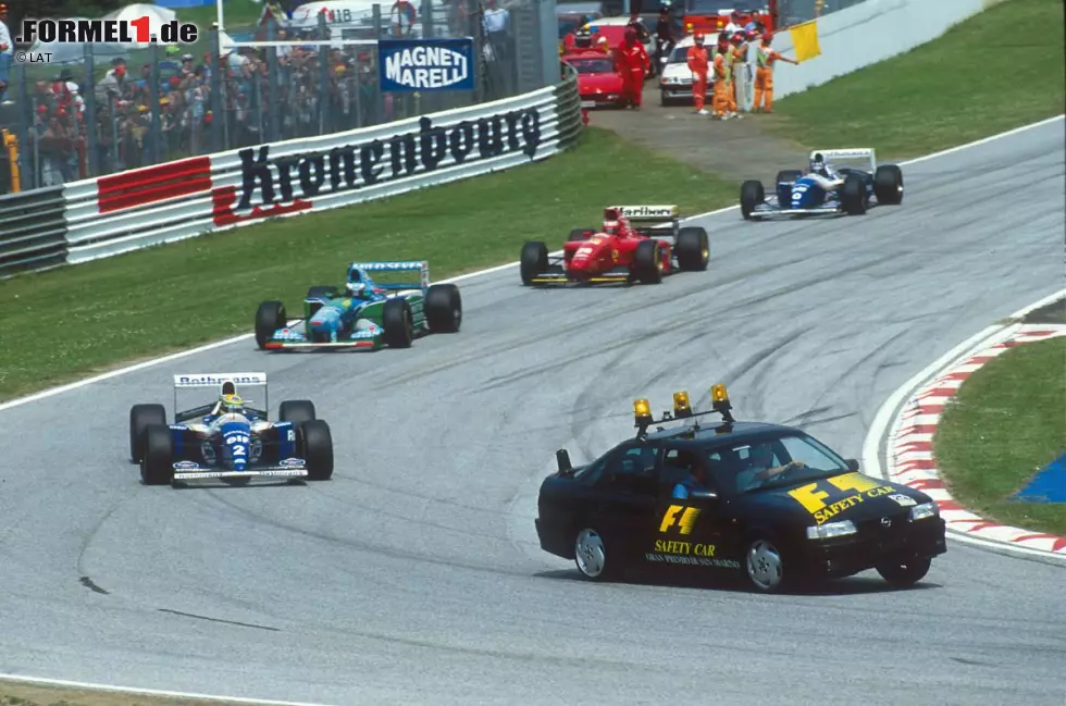 Foto zur News: Erstmals wird das Safety-Car in Kanada 1973 eingesetzt, erst Anfang der 1990er-Jahre kommt es wieder in Mode. Nach dem Grand Prix von Brasilien 1993 kommt es auch beim Horror-Wochenende 1994 in Imola zum Einsatz, wo die zu niedrige Geschwindigkeit später als möglicher Grund für Ayrton Sennas Unglück diskutiert wird, weil die Piloten die Reifen nicht auf Temperatur bringen.