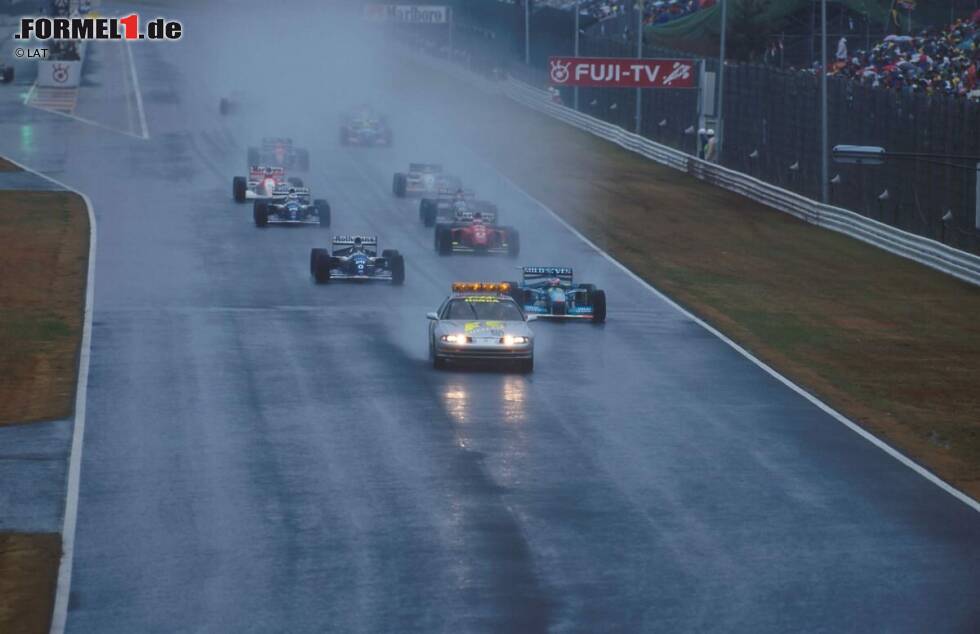 1994 gibt es noch keinen einheitlichen Safety-Car-Hersteller, wie man hier in Suzuka sieht. Beim Restart wird es wegen des heftigen Regens eingesetzt. Hier führt Michael Schumacher vor Damon Hill. 1994 gibt es noch keinen einheitlichen Safety-Car-Hersteller, wie man hier in Suzuka sieht. Beim Restart wird es wegen des heftigen Regens eingesetzt. Hier führt Michael Schumacher vor Damon Hill.