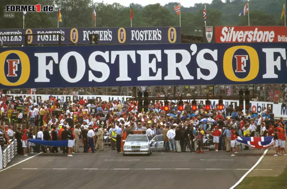 Foto zur News: ...Mercedes, wie man hier beim Grand Prix von Großbritannien sieht. die Stuttgarter nutzen die Bühne Formel 1, um...