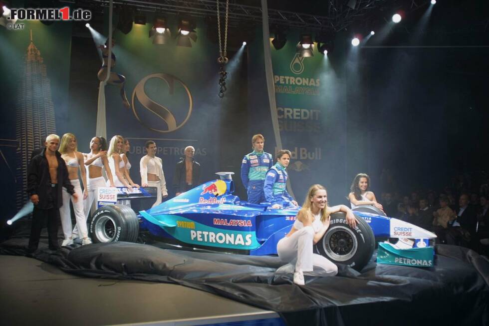 Foto zur News: 2002: Felipe Massa ist im Jahr nach Räikkönen der nächste Rookie, der bei Sauber anfängt. Gemeinsam mit Nick Heidfeld und einer Gruppe Show-Girls enthüllt er den C21. Ein Podestplatz bleibt diesem Auto aber verwehrt. Die Bestmarke: Heidfelds vierter Platz beim Grand Prix von Spanien.