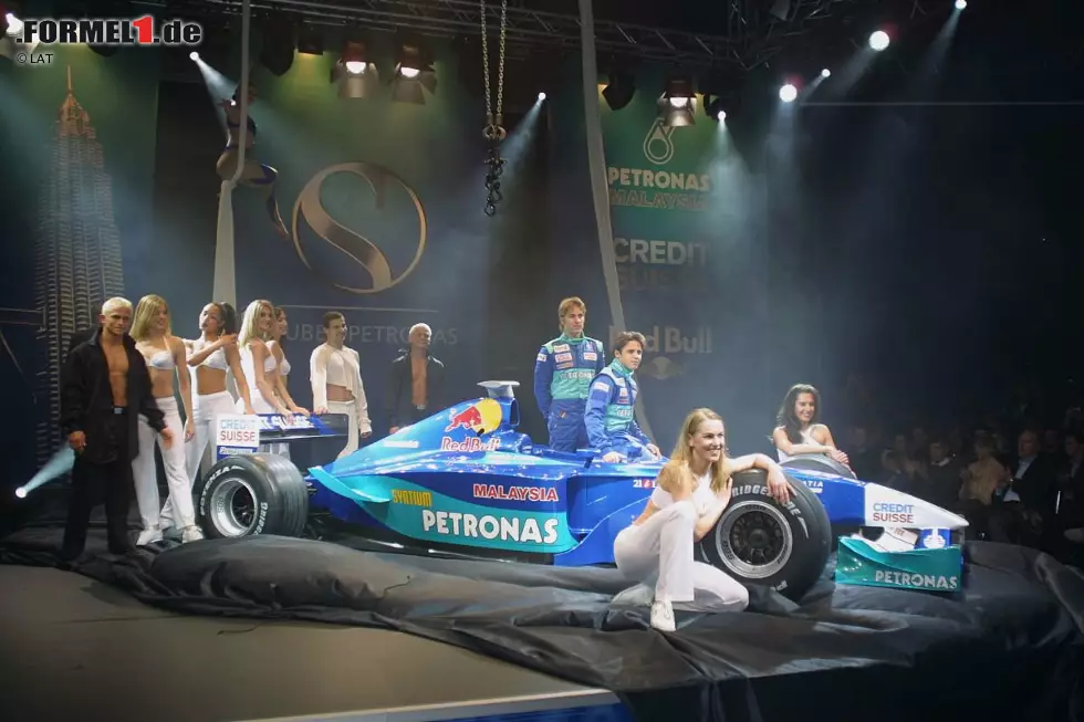 2002: Felipe Massa ist im Jahr nach Räikkönen der nächste Rookie, der bei Sauber anfängt. Gemeinsam mit Nick Heidfeld und einer Gruppe Show-Girls enthüllt er den C21. Ein Podestplatz bleibt diesem Auto aber verwehrt. Die Bestmarke: Heidfelds vierter Platz beim Grand Prix von Spanien. Foto zur News: 2002: Felipe Massa ist im Jahr nach Räikkönen der nächste Rookie, der bei Sauber anfängt. Gemeinsam mit Nick Heidfeld und einer Gruppe Show-Girls enthüllt er den C21. Ein Podestplatz bleibt diesem Auto aber verwehrt. Die Bestmarke: Heidfelds vierter Platz beim Grand Prix von Spanien.