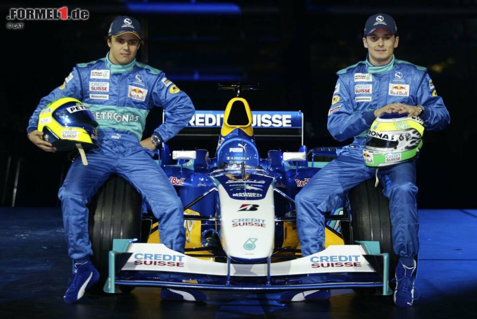Foto zur News: 2004: Rückkehrer Felipe Massa und Neuzugang Giancarlo Fisichella posieren mit dem C23. Vor allem der Italiener fährt konstant in die Punkteränge, ein Podestplatz gelingt ihm aber ebenso wenig wie Teamkollege Massa.