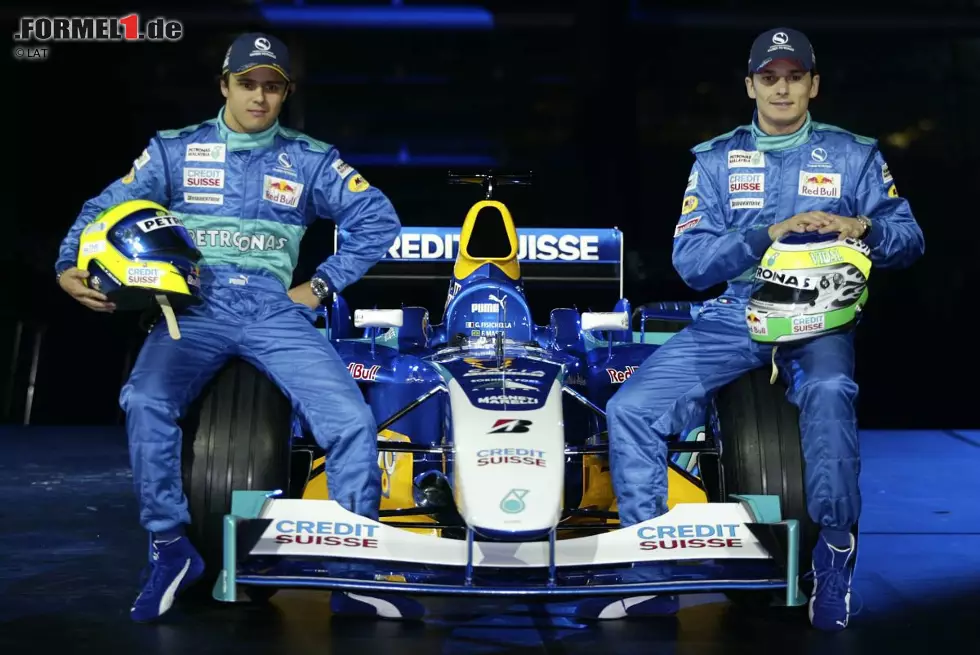 2004: Rückkehrer Felipe Massa und Neuzugang Giancarlo Fisichella posieren mit dem C23. Vor allem der Italiener fährt konstant in die Punkteränge, ein Podestplatz gelingt ihm aber ebenso wenig wie Teamkollege Massa. Foto zur News: 2004: Rückkehrer Felipe Massa und Neuzugang Giancarlo Fisichella posieren mit dem C23. Vor allem der Italiener fährt konstant in die Punkteränge, ein Podestplatz gelingt ihm aber ebenso wenig wie Teamkollege Massa.