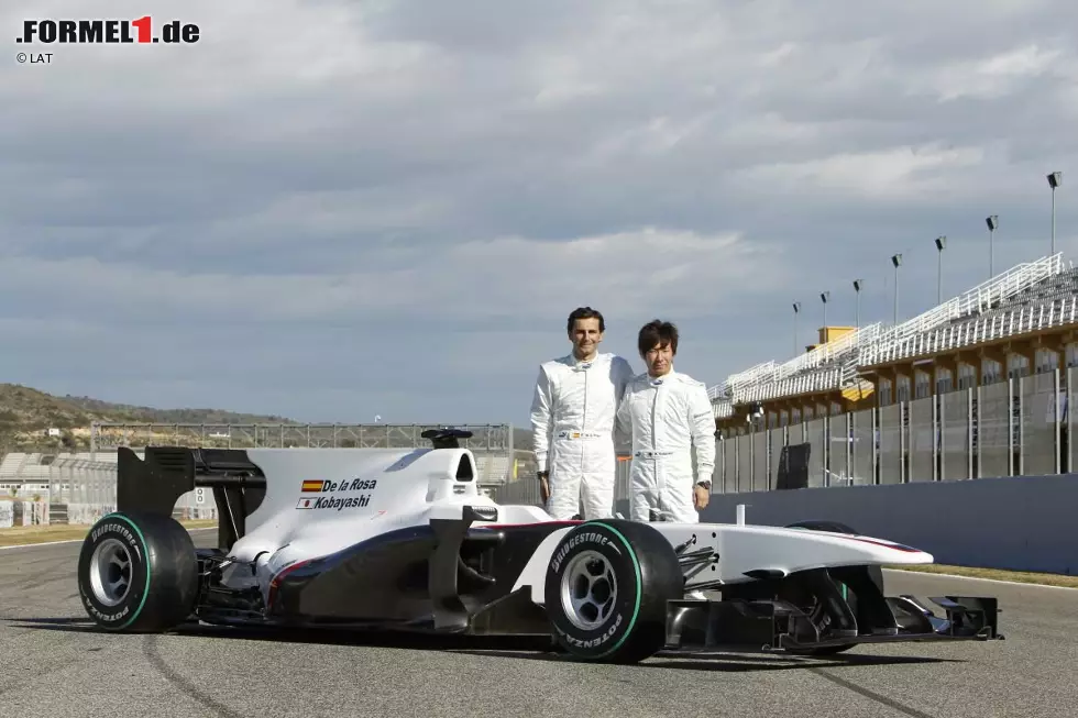 2010: Rückkehr zu alter Sauber-Tradition. Kamui Kobayashi und Pedro de la Rosa präsentieren den C29 ohne Glitz und Glamour auf dem Circuit Ricardo Tormo in Valencia. De la Rosa wird im Herbst von Nick Heidfeld abgelöst, doch der siebte Platz des Spaniers beim Grand Prix von Ungarn bleibt zusammen mit Kobayashis siebtem Platz beim Grand Prix von Japan das Highlight. Foto zur News: 2010: Rückkehr zu alter Sauber-Tradition. Kamui Kobayashi und Pedro de la Rosa präsentieren den C29 ohne Glitz und Glamour auf dem Circuit Ricardo Tormo in Valencia. De la Rosa wird im Herbst von Nick Heidfeld abgelöst, doch der siebte Platz des Spaniers beim Grand Prix von Ungarn bleibt zusammen mit Kobayashis siebtem Platz beim Grand Prix von Japan das Highlight.