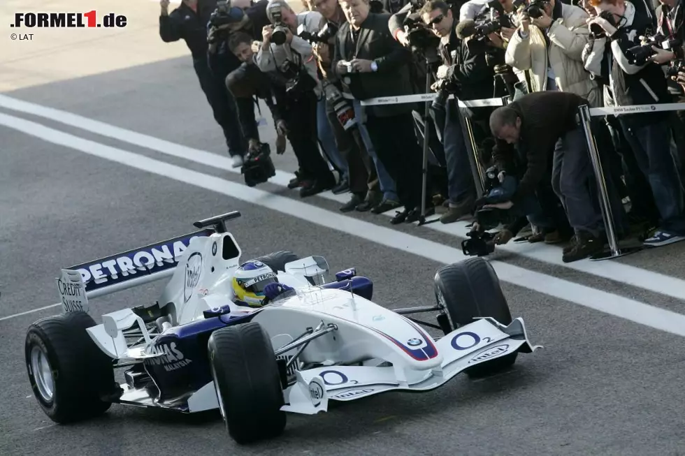 2006: Sauber tritt ab sofort als BMW-Sauber auf. Die Typenbezeichnung der Autos ändert sich vom klassischen C (das auf Peter Saubers Ehefrau Christiane zurückgeht) hin zu F1. Der 2006er-Bolide trägt die Bezeichnung F1.06 und wird gefahren von Jacques Villeneuve, der bereits 2005 für Sauber fuhr, und Rückkehrer Nick Heidfeld. Heidfeld wird beim Grand Prix von Ungarn Dritter, zeitgleich wird Villeneuve durch Robert Kubica abgelöst. Foto zur News: 2006: Sauber tritt ab sofort als BMW-Sauber auf. Die Typenbezeichnung der Autos ändert sich vom klassischen C (das auf Peter Saubers Ehefrau Christiane zurückgeht) hin zu F1. Der 2006er-Bolide trägt die Bezeichnung F1.06 und wird gefahren von Jacques Villeneuve, der bereits 2005 für Sauber fuhr, und Rückkehrer Nick Heidfeld. Heidfeld wird beim Grand Prix von Ungarn Dritter, zeitgleich wird Villeneuve durch Robert Kubica abgelöst.