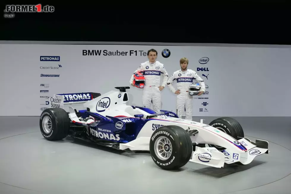 2007: Robert Kubica und Nick Heidfeld präsentieren den F1.07 am BMW-Hauptsitz in München. Heidfelds neuerlicher dritter Platz beim Grand Prix von Ungarn geht als Saisonbestleistung in die Annalen ein. Aufgrund der Disqualifikation des McLaren-Teams (Spygate) schließt BMW-Sauber die Saison hinter Ferrari auf Platz zwei der Konstrukteurswertung ab. Foto zur News: 2007: Robert Kubica und Nick Heidfeld präsentieren den F1.07 am BMW-Hauptsitz in München. Heidfelds neuerlicher dritter Platz beim Grand Prix von Ungarn geht als Saisonbestleistung in die Annalen ein. Aufgrund der Disqualifikation des McLaren-Teams (Spygate) schließt BMW-Sauber die Saison hinter Ferrari auf Platz zwei der Konstrukteurswertung ab.