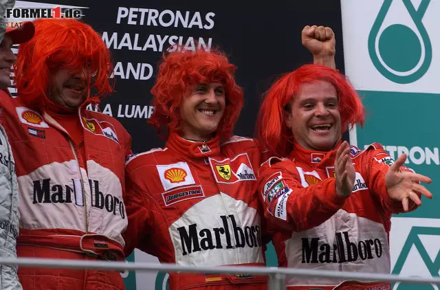 Richtig ausgelassen wird allerdings erst nach dem letzten Lauf der Saison in Malaysia gefeiert, in dem Ferrari sich auch noch den Konstrukteurs-Titel sichert. Bis heute legendär: Die roten Perücken von Schumi und Co. Es ist der Startschuss einer bis heute unerreichten Dominanzphase. Zwischen 2000 und 2004 sichern sich Schumacher und Ferrari fünf Fahrer- und Konstrukteurs-Titel in Serie. Foto zur News: Richtig ausgelassen wird allerdings erst nach dem letzten Lauf der Saison in Malaysia gefeiert, in dem Ferrari sich auch noch den Konstrukteurs-Titel sichert. Bis heute legendär: Die roten Perücken von Schumi und Co. Es ist der Startschuss einer bis heute unerreichten Dominanzphase. Zwischen 2000 und 2004 sichern sich Schumacher und Ferrari fünf Fahrer- und Konstrukteurs-Titel in Serie.