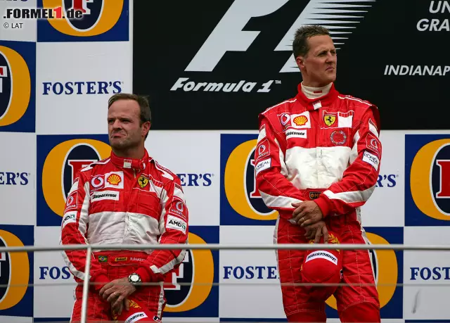 2005 kann Schumacher nur einen einzigen Sieg einfahren - beim Skandalrennen in Indianapolis. Da aus Angst vor Reifenschäden kein Michelin-Team am Grand Prix teilnimmt, gehen nur die sechs Autos mit Bridgestone-Reifen an den Start. Am Ende siegt Schumacher vor Barrichello. Wieder einmal kommt es zu einem Pfeifkonzert der Fans, dieses Mal sind die beiden Ferrari-Piloten allerdings unschuldig. Echte Freude kommt trotzdem nicht auf. Foto zur News: 2005 kann Schumacher nur einen einzigen Sieg einfahren - beim Skandalrennen in Indianapolis. Da aus Angst vor Reifenschäden kein Michelin-Team am Grand Prix teilnimmt, gehen nur die sechs Autos mit Bridgestone-Reifen an den Start. Am Ende siegt Schumacher vor Barrichello. Wieder einmal kommt es zu einem Pfeifkonzert der Fans, dieses Mal sind die beiden Ferrari-Piloten allerdings unschuldig. Echte Freude kommt trotzdem nicht auf.