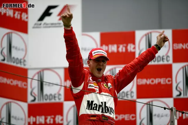 Der Kerpener will sich unbedingt mit Titel Nummer acht von der Formel-1-Bühne verabschieden und kämpft wie ein Löwe gegen Fernando Alonso. Drei Rennen vor Schluss siegt Schumi in China und übernimmt die Führung in der Weltmeisterschaft. Es ist sein letzter Sieg für Ferrari und in der Königsklasse überhaupt. Foto zur News: Der Kerpener will sich unbedingt mit Titel Nummer acht von der Formel-1-Bühne verabschieden und kämpft wie ein Löwe gegen Fernando Alonso. Drei Rennen vor Schluss siegt Schumi in China und übernimmt die Führung in der Weltmeisterschaft. Es ist sein letzter Sieg für Ferrari und in der Königsklasse überhaupt.