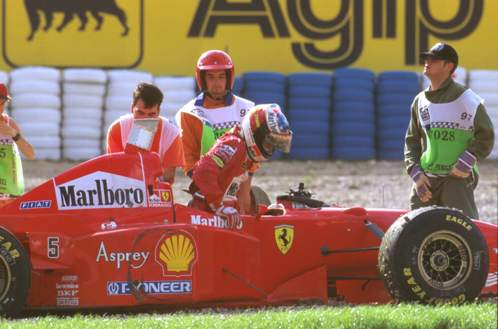 Foto zur News: Der Traum vom dritten Titel endet allerdings im Kiesbett. Schumacher und Villeneuve kollidieren beim Saisonfinale in Jerez und der Deutsche scheidet aus, während seinem Gegner ein dritter Platz zum Titelgewinn reicht. Es kommt noch schlimmer: Schumacher wird für den Zwischenfall bestraft und verliert all seine WM-Punkte und damit den Vizetitel.