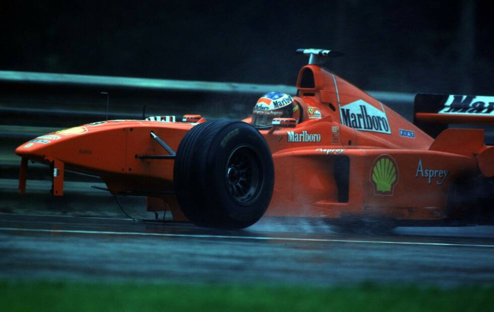 Foto zur News: Ganz anders denkt Schumacher 1998 in Spa über Häkkinens Teamkollegen David Coulthard. Der Kerpener führt das Rennen souverän an, will den Schotten überrunden. Im Regen geht dieser unmittelbar vor Schumi vom Gas, es kommt zur Kollision. Schumacher kommt als &quot;Dreirad&quot; zurück an die Box, dort stürmt er in Richtung der McLaren-Garage und will die Sache mit Coulthard austragen. Am Ende des Jahres geht der Titel an Häkkinen.
