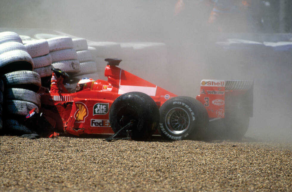 Foto zur News: In Silverstone erleidet Schumacher einen Beinbruch und muss anschließend sechs Rennen aussetzen. Teamkollege Eddie Irvine muss als neue Nummer eins bei Ferrari einspringen. Es ist Schumachers schwerste Verletzung seiner gesamten Formel-1-Karriere.