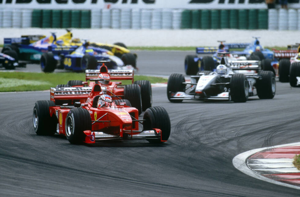 Foto zur News: Im vorletzten Saisonrennen in Malaysia kehrt Schumacher wie Phönix aus der Asche zurück. Im Qualifying holt er sich mit fast über einer Sekunde Vorsprung die Pole-Position. Im Rennen präsentiert sich der Kerpener dann als Teamplayer und überlässt Irvine den Sieg, da dieser die Punkte für den WM-Kampf braucht. Am Ende holt Häkkinen erneut den Titel, Ferrari sichert sich allerdings den ersten Konstrukteurs-Titel seit 1983.