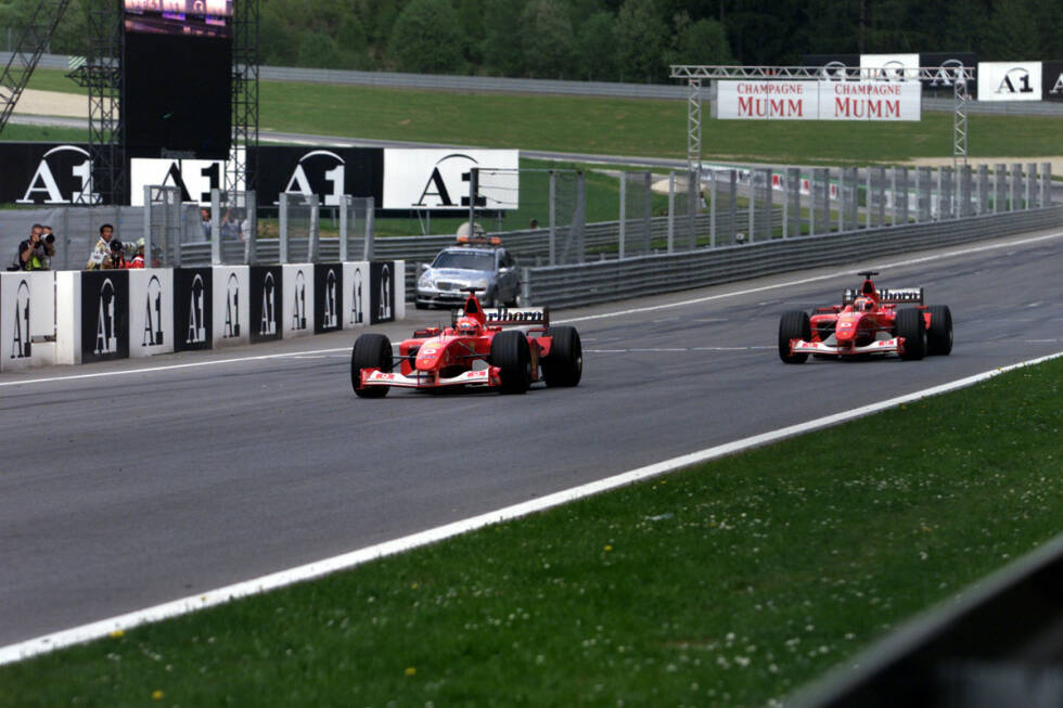 Foto zur News: Der Erfolg hat aber auch seine Schattenseiten: In Spielberg lässt Barrichello Schumacher 2002 wenige Meter vor dem Ziel überholen und schenkt dem Deutschen so den Sieg. Auf dem Podium gibt es anschließend heftige Pfiffe der wütenden Fans gegen Ferrari und den Weltmeister.