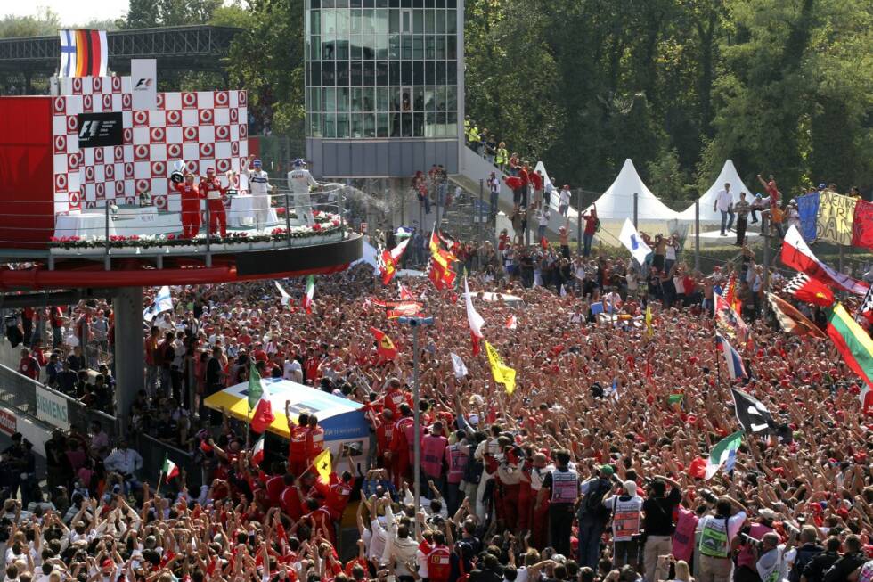 Foto zur News: Siege in Monza sind immer etwas besonderes, vor allem für Ferrari-Piloten. Insgesamt dreimal gewinnt Schumi für die Scuderia dort, letztmalig 2006. Was die Tifosi hier noch nicht ahnen: Auf der anschließenden Pressekonferenz wird Schumacher seinen Rücktritt nach der Saison verkünden.