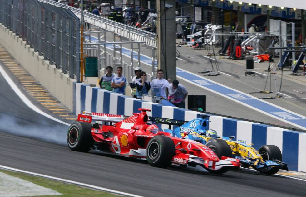 Foto zur News: Auch wenn es in Schumachers letztem Rennen für Ferrari nicht mehr mit dem Titel klappt, bietet der siebenmalige Champion seinen Fans in Brasilien immerhin eine tolle Show. Nach einem Reifenschaden fällt er zunächst bis auf den letzten Platz zurück, sichert sich nach einigen spektakulären Überholmanövern aber noch einmal einen starken vierten Platz.
