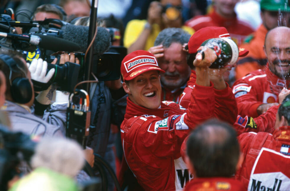 Foto zur News: Am 16. Mai 1999 gewinnt Schumacher in Monaco und holt damit seinen 16. Sieg für Ferrari. Damit überflügelt er Niki Lauda und ist in Sachen Siegen nun der erfolgreichste Ferrari-Pilot aller Zeiten. Zum kompletten Glück fehlt eigentlich nur noch der Titel. 1999 scheint auch alles dafür angerichtet zu sein, doch es kommt wieder anders...