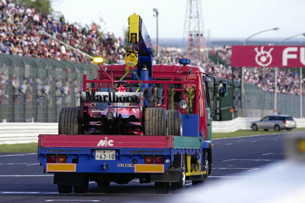 Foto zur News: Das Ende aller Träume: Beim vorletzten Rennen in Japan beendet ein Motorschaden alle realistischen Hoffnungen auf den achten Titel. Ironischerweise sorgt ausgerechnet ein technischer Defekt für Schumachers Aus im Titelrennen. Dabei war die Zuverlässigkeit in Schumachers Ferrari-Jahren immer die große Stärke der Scuderia gewesen.