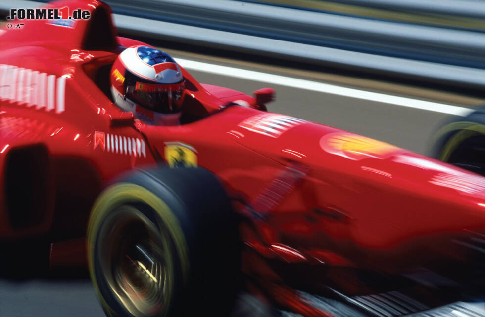 Ein Anblick, an den sich die Konkurrenz erst noch gewöhnen muss: Nach zwei Weltmeistertiteln mit Benetton in den Jahren 1994 und 1995 wechselt Michael Schumacher 1996 zu Ferrari. Der Druck auf den Deutschen ist groß, schließlich wartet das italienische Traditionsteam seit 1979 auf einen Titel in der Fahrer-WM. Der damalige FIAT-Chef Gianni Agnelli drückt es angeblich so aus: "Wenn Ferrari mit Michael Schumacher nicht Weltmeister wird, dann werden wir es nie mehr." Ein Anblick, an den sich die Konkurrenz erst noch gewöhnen muss: Nach zwei Weltmeistertiteln mit Benetton in den Jahren 1994 und 1995 wechselt Michael Schumacher 1996 zu Ferrari. Der Druck auf den Deutschen ist groß, schließlich wartet das italienische Traditionsteam seit 1979 auf einen Titel in der Fahrer-WM. Der damalige FIAT-Chef Gianni Agnelli drückt es angeblich so aus: "Wenn Ferrari mit Michael Schumacher nicht Weltmeister wird, dann werden wir es nie mehr."