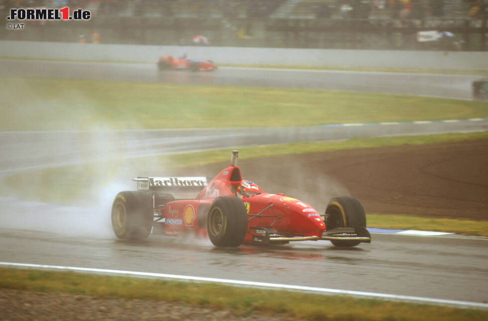 Foto zur News: Der erste Sieg: In Spanien demonstriert Schumacher im Regen seine ganze Klasse und fährt seinen ersten von insgesamt 72 Siegen für die Scuderia ein. Um die Weltmeisterschaft kann der amtierende Champion 1996 allerdings nicht kämpfen, dazu ist der F310 zu langsam und fehleranfällig.