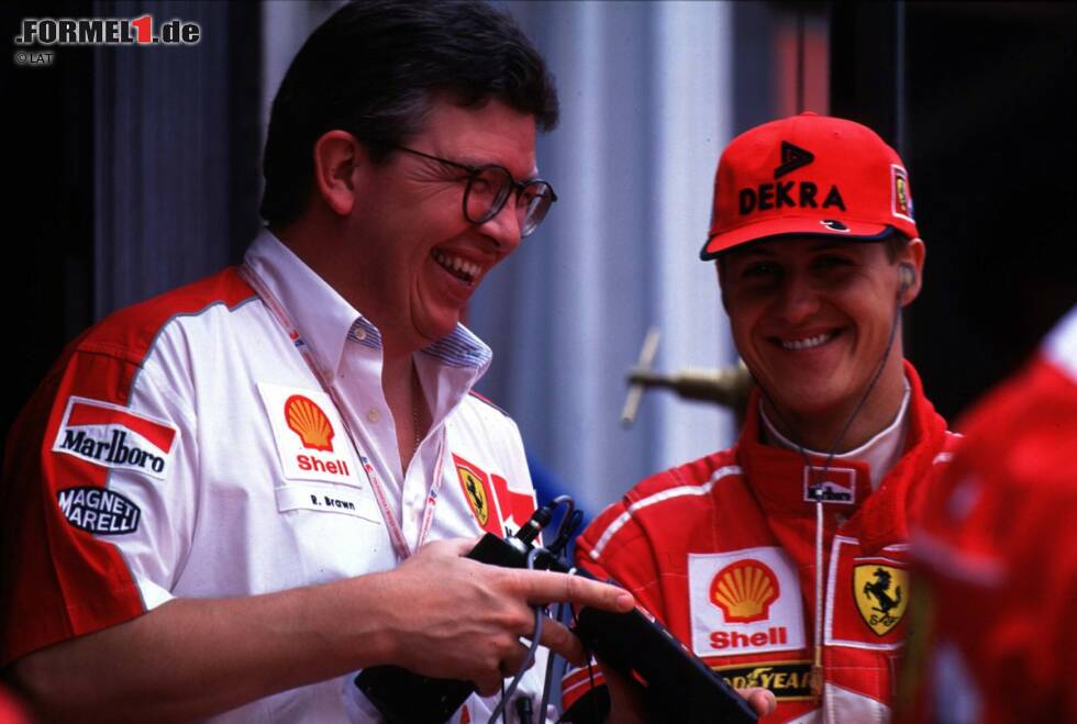 Für die Saison 1997 rüstet Ferrari auf: Ross Brawn, der Schumacher bereits bei Benetton zu seinen zwei Titeln geführt hatte, wechselt als Technischer Direktor zu den Roten. Ein genialer Schachzug, der sich bereits im ersten Jahr auszuzahlen scheint. Schumacher kämpft bis zum letzten Rennen um den Titel und führt die WM vor dem letzten Lauf mit einem Punkt vor Jacques Villeneuve an. Für die Saison 1997 rüstet Ferrari auf: Ross Brawn, der Schumacher bereits bei Benetton zu seinen zwei Titeln geführt hatte, wechselt als Technischer Direktor zu den Roten. Ein genialer Schachzug, der sich bereits im ersten Jahr auszuzahlen scheint. Schumacher kämpft bis zum letzten Rennen um den Titel und führt die WM vor dem letzten Lauf mit einem Punkt vor Jacques Villeneuve an.