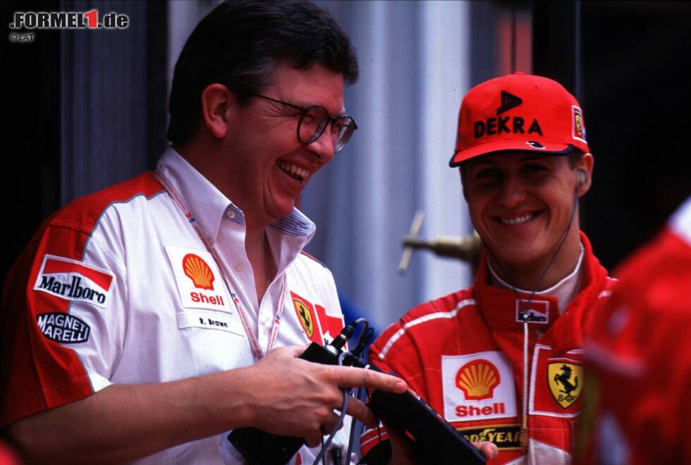 Foto zur News: Für die Saison 1997 rüstet Ferrari auf: Ross Brawn, der Schumacher bereits bei Benetton zu seinen zwei Titeln geführt hatte, wechselt als Technischer Direktor zu den Roten. Ein genialer Schachzug, der sich bereits im ersten Jahr auszuzahlen scheint. Schumacher kämpft bis zum letzten Rennen um den Titel und führt die WM vor dem letzten Lauf mit einem Punkt vor Jacques Villeneuve an.