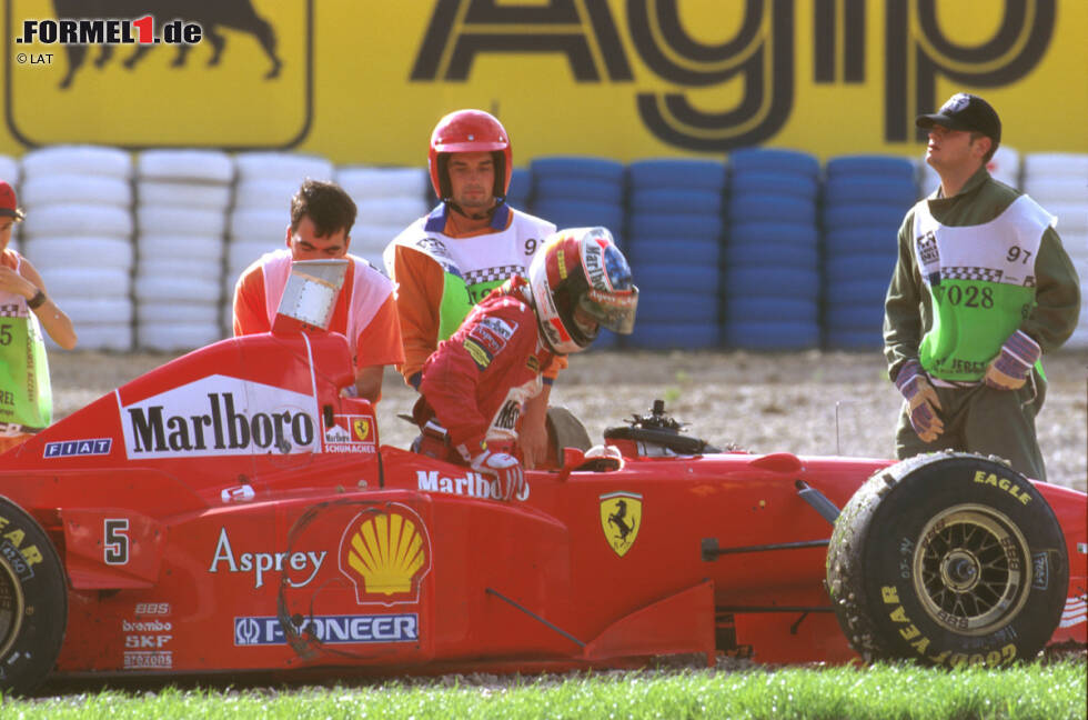 Foto zur News: Der Traum vom dritten Titel endet allerdings im Kiesbett. Schumacher und Villeneuve kollidieren beim Saisonfinale in Jerez und der Deutsche scheidet aus, während seinem Gegner ein dritter Platz zum Titelgewinn reicht. Es kommt noch schlimmer: Schumacher wird für den Zwischenfall bestraft und verliert all seine WM-Punkte und damit den Vizetitel.