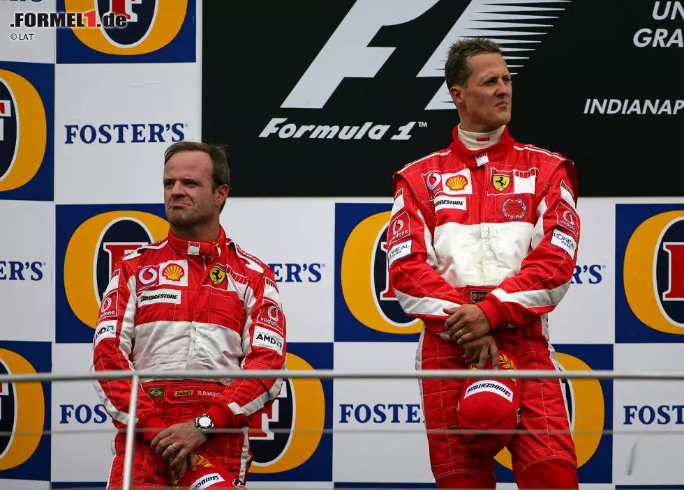 2005 kann Schumacher nur einen einzigen Sieg einfahren - beim Skandalrennen in Indianapolis. Da aus Angst vor Reifenschäden kein Michelin-Team am Grand Prix teilnimmt, gehen nur die sechs Autos mit Bridgestone-Reifen an den Start. Am Ende siegt Schumacher vor Barrichello. Wieder einmal kommt es zu einem Pfeifkonzert der Fans, dieses Mal sind die beiden Ferrari-Piloten allerdings unschuldig. Echte Freude kommt trotzdem nicht auf. Foto zur News: 2005 kann Schumacher nur einen einzigen Sieg einfahren - beim Skandalrennen in Indianapolis. Da aus Angst vor Reifenschäden kein Michelin-Team am Grand Prix teilnimmt, gehen nur die sechs Autos mit Bridgestone-Reifen an den Start. Am Ende siegt Schumacher vor Barrichello. Wieder einmal kommt es zu einem Pfeifkonzert der Fans, dieses Mal sind die beiden Ferrari-Piloten allerdings unschuldig. Echte Freude kommt trotzdem nicht auf.