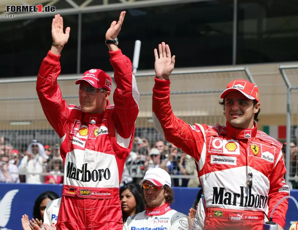 Schumachers letzter Ferrari-Teamkollege wird 2006 Felipe Massa. Der Brasilianer wechselt von Sauber zur Scuderia und soll nach der verkorksten Saison 2005 dabei helfen, den Titel zurück nach Maranello zu holen. Das Duo Schumacher/Massa holt in diesem Jahr zwei Doppelsiege. Foto zur News: Schumachers letzter Ferrari-Teamkollege wird 2006 Felipe Massa. Der Brasilianer wechselt von Sauber zur Scuderia und soll nach der verkorksten Saison 2005 dabei helfen, den Titel zurück nach Maranello zu holen. Das Duo Schumacher/Massa holt in diesem Jahr zwei Doppelsiege.