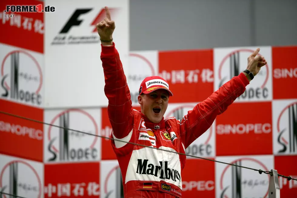 Der Kerpener will sich unbedingt mit Titel Nummer acht von der Formel-1-Bühne verabschieden und kämpft wie ein Löwe gegen Fernando Alonso. Drei Rennen vor Schluss siegt Schumi in China und übernimmt die Führung in der Weltmeisterschaft. Es ist sein letzter Sieg für Ferrari und in der Königsklasse überhaupt. Foto zur News: Der Kerpener will sich unbedingt mit Titel Nummer acht von der Formel-1-Bühne verabschieden und kämpft wie ein Löwe gegen Fernando Alonso. Drei Rennen vor Schluss siegt Schumi in China und übernimmt die Führung in der Weltmeisterschaft. Es ist sein letzter Sieg für Ferrari und in der Königsklasse überhaupt.