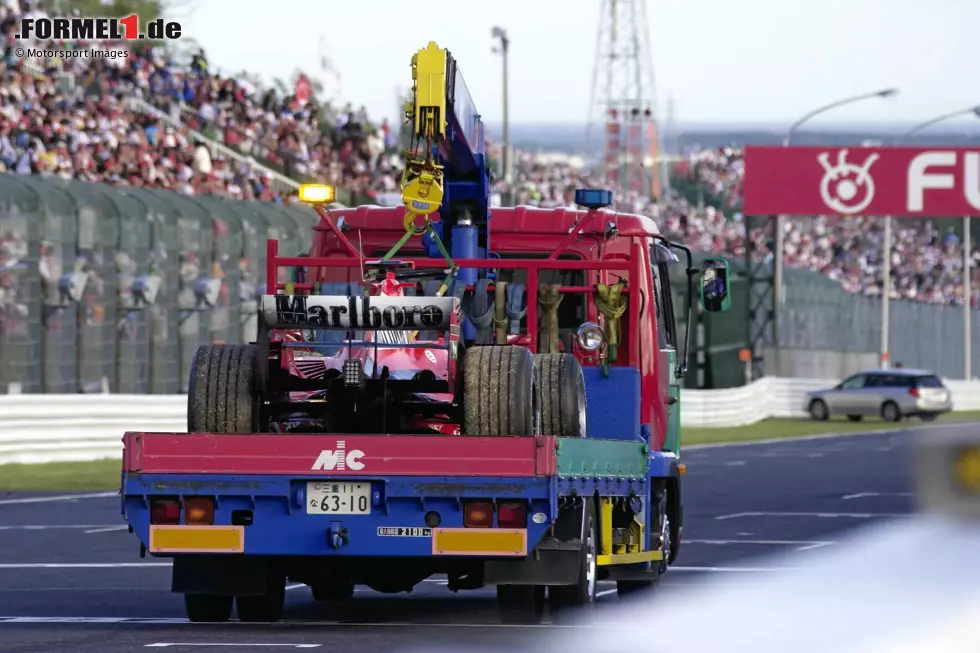 Das Ende aller Träume: Beim vorletzten Rennen in Japan beendet ein Motorschaden alle realistischen Hoffnungen auf den achten Titel. Ironischerweise sorgt ausgerechnet ein technischer Defekt für Schumachers Aus im Titelrennen. Dabei war die Zuverlässigkeit in Schumachers Ferrari-Jahren immer die große Stärke der Scuderia gewesen. Foto zur News: Das Ende aller Träume: Beim vorletzten Rennen in Japan beendet ein Motorschaden alle realistischen Hoffnungen auf den achten Titel. Ironischerweise sorgt ausgerechnet ein technischer Defekt für Schumachers Aus im Titelrennen. Dabei war die Zuverlässigkeit in Schumachers Ferrari-Jahren immer die große Stärke der Scuderia gewesen.