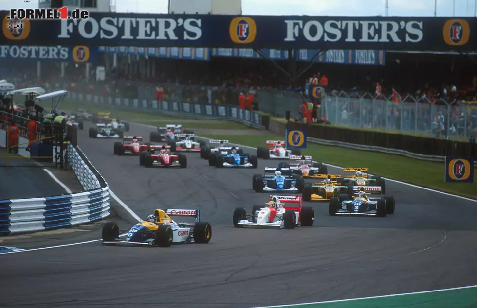 Johnny Herbert: "Nach dem Re-Start sah ich, wie ein Auto in Tamburello von der Mauer zurückkam. Ich habe nicht erkannt, wer drin saß, war mir aber sicher, dass der Fahrer, wer auch immer es sein mochte, aussteigen würde. Viele von uns wurden zum ersten Mal mit dem Tod konfrontiert.
Was in Sao Paulo passierte, war unbeschreiblich. Vom Flughafen in die Stadt standen tausende und abertausende Menschen Spalier. Da wurde ein König zu Grabe getragen. Ich war einer der Sargträger, ganz hinten in der Ecke. Da kommen einem ganz komische Gedanken. Etwa der, dass ich eine Legende auf meinen Schultern zu seiner letzten Ruhestätte trug. (auto motor und sport) Foto zur News: Johnny Herbert: "Nach dem Re-Start sah ich, wie ein Auto in Tamburello von der Mauer zurückkam. Ich habe nicht erkannt, wer drin saß, war mir aber sicher, dass der Fahrer, wer auch immer es sein mochte, aussteigen würde. Viele von uns wurden zum ersten Mal mit dem Tod konfrontiert.
Was in Sao Paulo passierte, war unbeschreiblich. Vom Flughafen in die Stadt standen tausende und abertausende Menschen Spalier. Da wurde ein König zu Grabe getragen. Ich war einer der Sargträger, ganz hinten in der Ecke. Da kommen einem ganz komische Gedanken. Etwa der, dass ich eine Legende auf meinen Schultern zu seiner letzten Ruhestätte trug. (auto motor und sport)