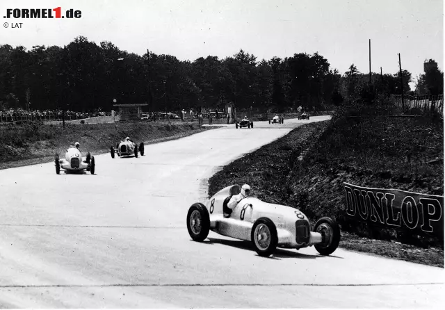 Foto zur News: Am 3. Juni 1934 schlägt die Geburtsstunde des "Silberpfeils". Das Reglement für diese Saison schreibt ein Maximalgewicht der Autos von 750 Kilogramm vor, doch vor dem Eifelrennen am Nürburgring bringen die weiß lackierten Mercedes W25 751 Kilogramm auf die Waage. "Nun sind wir die Gelackmeierten!", soll der legendäre Rennleiter Alfred Neubauer damals gerufen haben.