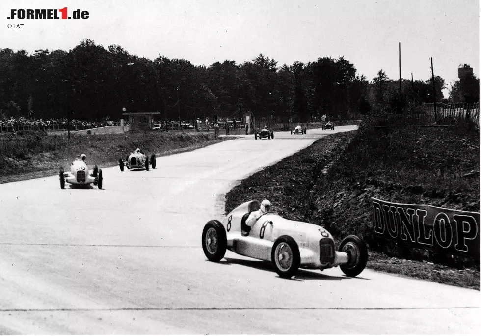 Foto zur News: Am 3. Juni 1934 schlägt die Geburtsstunde des &quot;Silberpfeils&quot;. Das Reglement für diese Saison schreibt ein Maximalgewicht der Autos von 750 Kilogramm vor, doch vor dem Eifelrennen am Nürburgring bringen die weiß lackierten Mercedes W25 751 Kilogramm auf die Waage. &quot;Nun sind wir die Gelackmeierten!&quot;, soll der legendäre Rennleiter Alfred Neubauer damals gerufen haben.