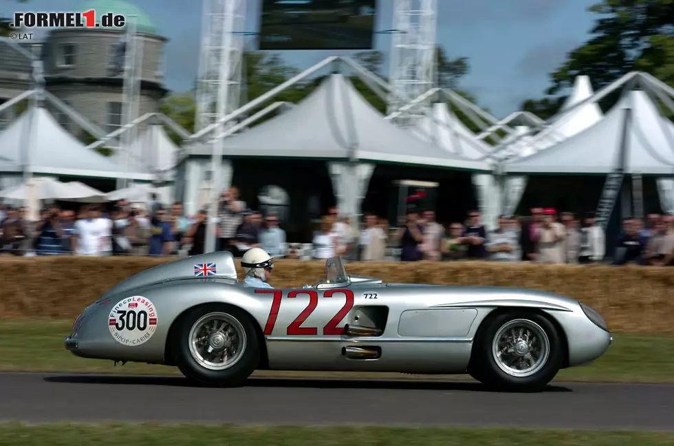 Foto zur News: Mit dem 300 SLR wollte Mercedes im Jahr 1955 die 24 Stunden von Le Mans gewinnen, doch das Rennen endet in einer Tragödie. Pierre Leveghs Auto wird nach einem Unfall auf die Tribüne geschleudert. Mit insgesamt 84 Toten ist dies bis heute das größte Unglück der Motorsport-Geschichte. Mercedes stellt Ende 1955 sämtliche Motorsport-Aktivitäten ein, was allerdings keine Reaktion auf den Unfall, sondern bereits vorher beschlossen war.