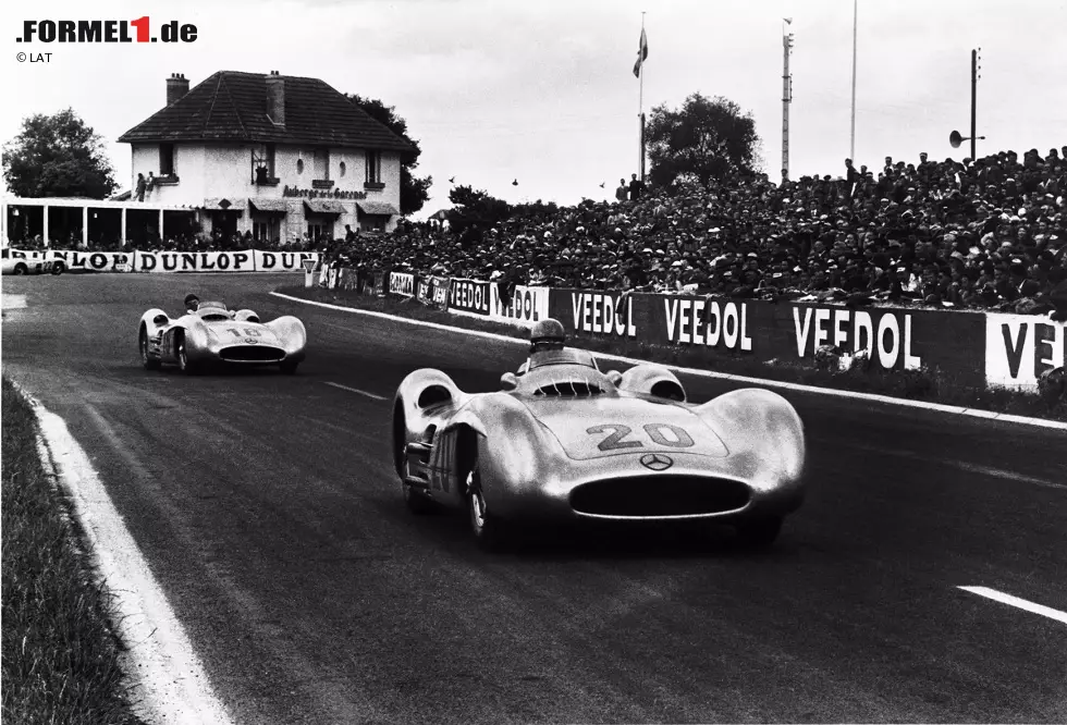 Foto zur News: Die Erfolgsbilanz des Mercedes W196, der bei einigen Rennen mit einer stromlinienförmigen Verkleidung fährt, ist beeindruckend: Neun Siege und schnellste Runden sowie acht Pole-Positions bei zwölf Grand-Prix-Teilnahmen.