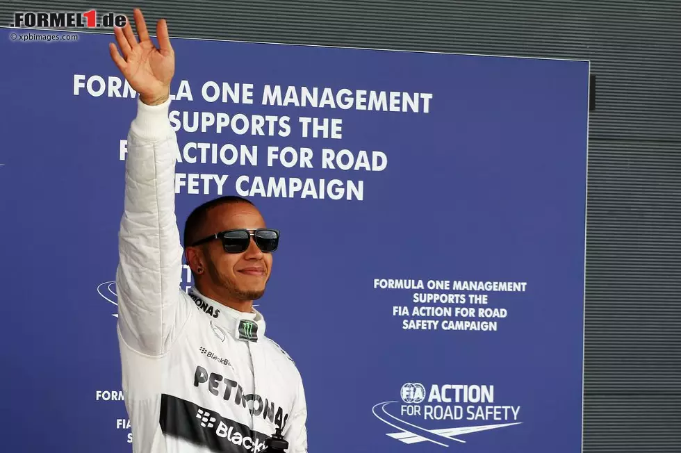 Foto zur News: Das Qualifying ging dann aber an den Lokalhelden Lewis Hamilton. Er schnappte sich die Pole-Position vor Rosberg und Vettel. Es war der erste Qualifikations-Erfolg des Briten in dieser Saison und wo hätte er die Pole besser holen können als zu Hause? Auch Force-India-Pilot Paul di Resta hatte erst über seinen fünften Startplatz gejubelt, ehe bekannt wurde, dass er mit seinem Auto das vorgegebene Gesamtgewicht unterschritten hatte und deswegen von ganz hinten starten musste.