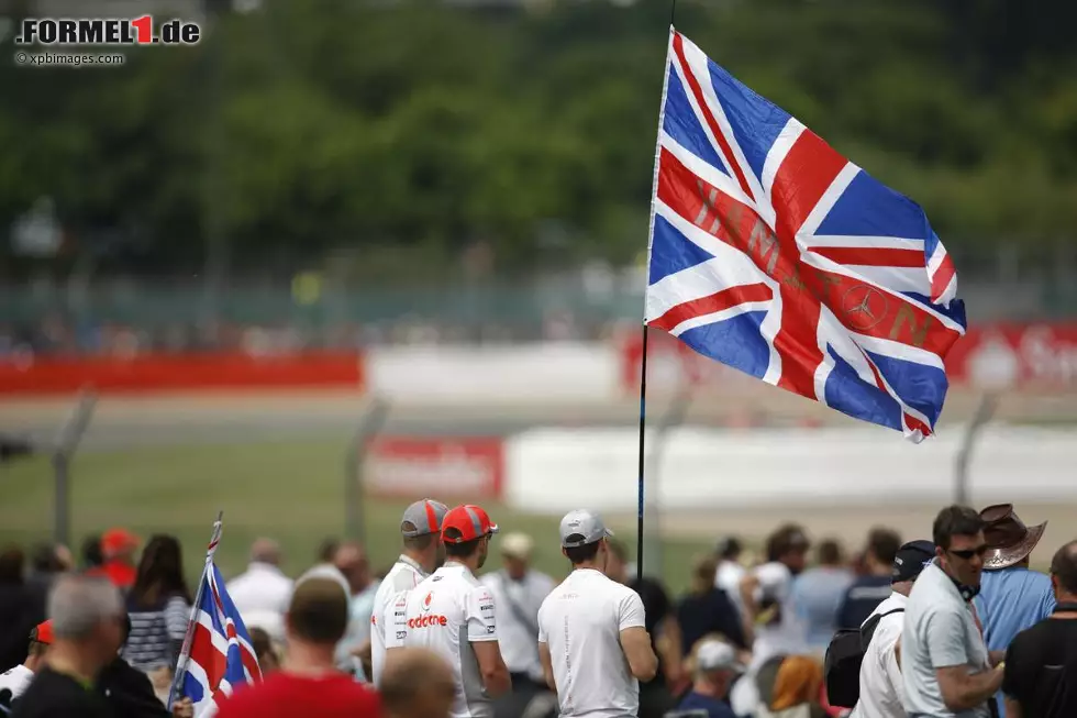 Ein Brite auf Startplatz eins - es war angerichtet für die passionierten Fans von der Insel. Die Unterstützung der eigenen Fahrer ist dort traditionell immer sehr groß. Und da von Max Chilton im Marussia, dem zurückgesetzten Paul di Resta im Force India und Jenson Button im schwächelnden McLaren nicht allzu viel zu erwarten war, setzten die Anhänger alles auf Hamilton, der gute Aussichten auf seinen ersten Sieg für Mercedes hatte. Foto zur News: Ein Brite auf Startplatz eins - es war angerichtet für die passionierten Fans von der Insel. Die Unterstützung der eigenen Fahrer ist dort traditionell immer sehr groß. Und da von Max Chilton im Marussia, dem zurückgesetzten Paul di Resta im Force India und Jenson Button im schwächelnden McLaren nicht allzu viel zu erwarten war, setzten die Anhänger alles auf Hamilton, der gute Aussichten auf seinen ersten Sieg für Mercedes hatte.