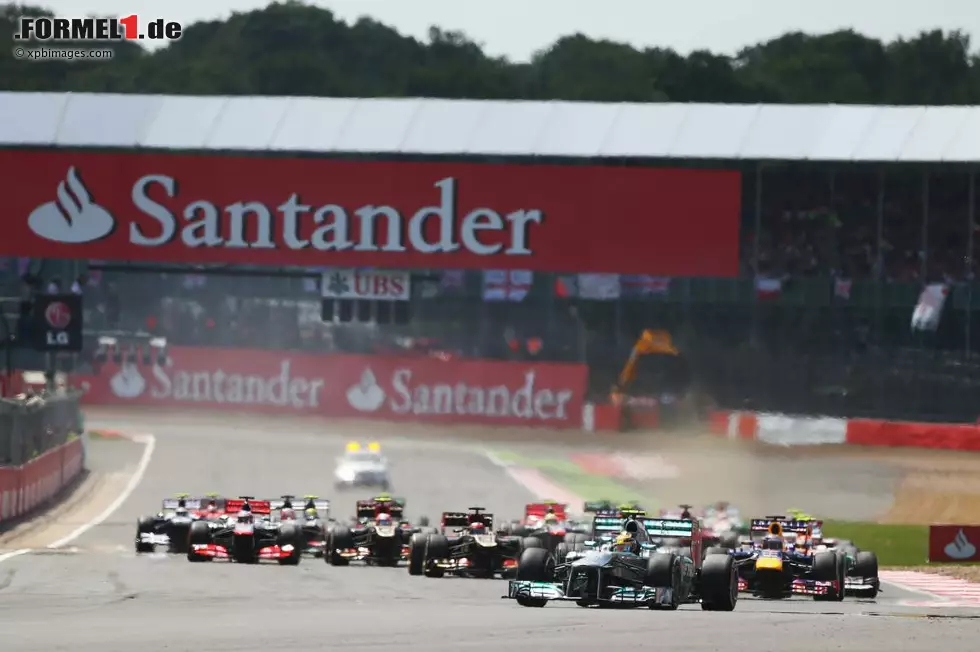 Für Hamilton galt es also einen Heimsieg zu sichern, für die Silberpfeile den bis dahin stets auftretenden Leistungsabfall zwischen Qualifying und Rennen zu überwinden und für Sebastian Vettel eine schon beachtlich wachsende WM-Führung auszubauen. Der Red-Bull-Pilot zog beim Start auch gleich an Rosberg vorbei. Hamilton konnte sich indes von seinen Verfolgern absetzen. Foto zur News: Für Hamilton galt es also einen Heimsieg zu sichern, für die Silberpfeile den bis dahin stets auftretenden Leistungsabfall zwischen Qualifying und Rennen zu überwinden und für Sebastian Vettel eine schon beachtlich wachsende WM-Führung auszubauen. Der Red-Bull-Pilot zog beim Start auch gleich an Rosberg vorbei. Hamilton konnte sich indes von seinen Verfolgern absetzen.