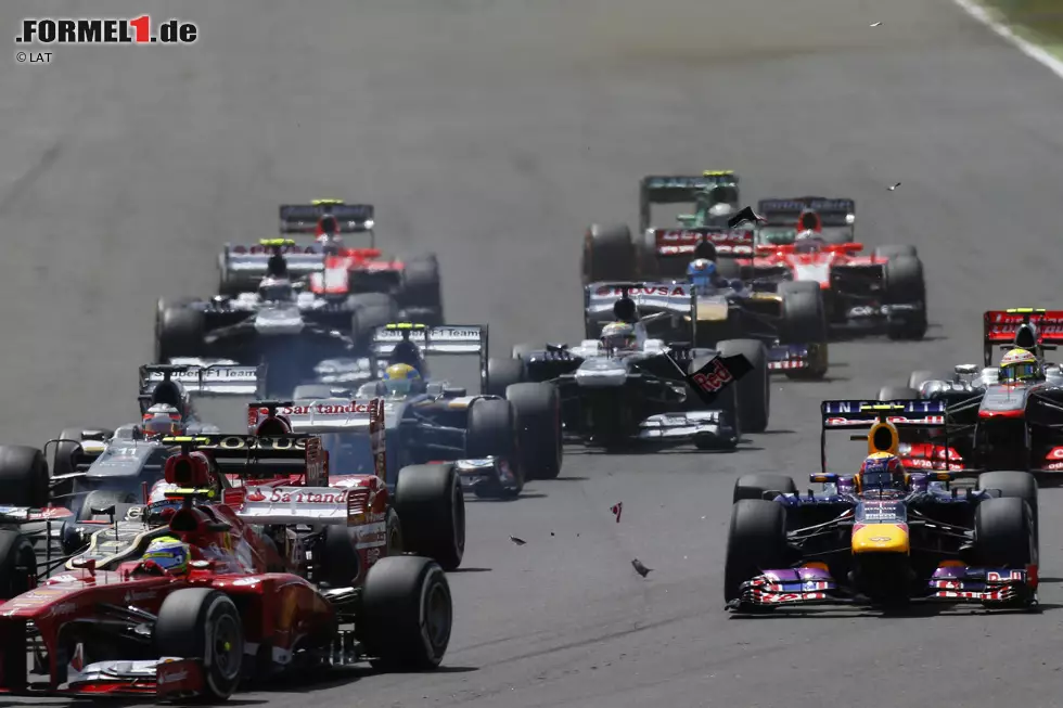 Pech hatte allerdings Mark Webber beim Start. Der Australier war von Startplatz fünf ins Rennen gegangen, fiel aber durch eine Kollision in Kurve eins, bei der er sich den Frontflügel beschädigte, weit zurück. Foto zur News: Pech hatte allerdings Mark Webber beim Start. Der Australier war von Startplatz fünf ins Rennen gegangen, fiel aber durch eine Kollision in Kurve eins, bei der er sich den Frontflügel beschädigte, weit zurück.