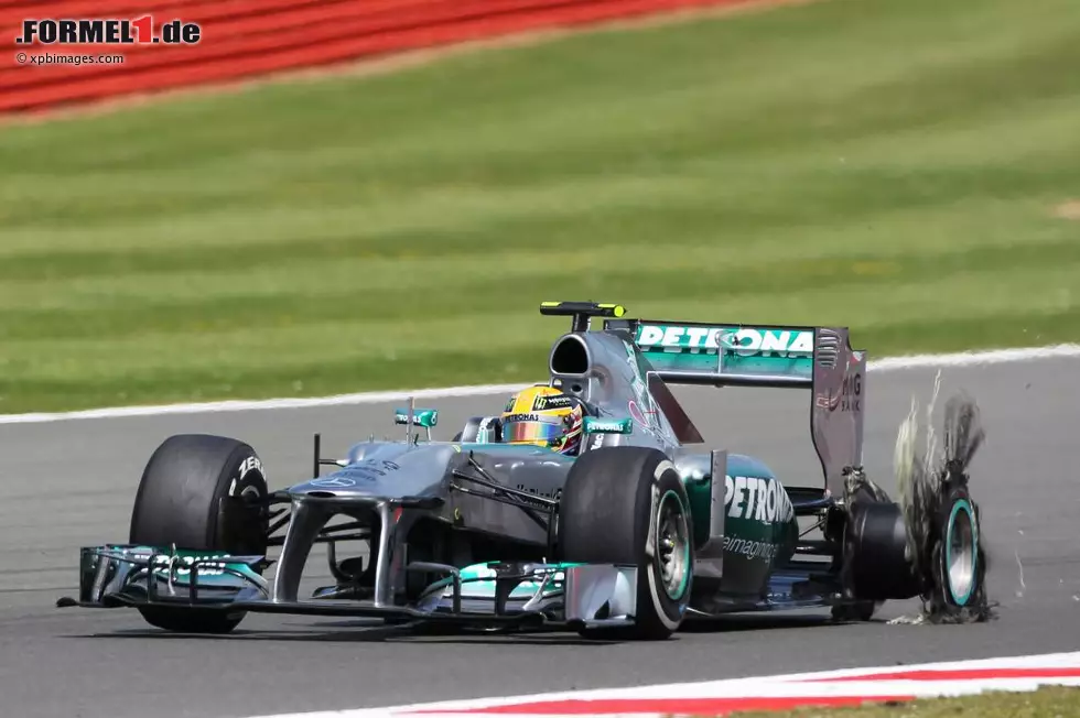 Hamilton führte seinen Heim-Grand-Prix souverän an, bis es zu ersten Schrecksekunde des Rennens kam, der noch viele folgen sollten: Reifenplatzer in Runde acht. Vom linken hinteren Pirelli-Reifen des Mercedes blieben nur noch Fetzen übrig. Zwar konnte sich Hamilton noch in die Box retten, mit den Siegchancen war es allerdings vorbei. Foto zur News: Hamilton führte seinen Heim-Grand-Prix souverän an, bis es zu ersten Schrecksekunde des Rennens kam, der noch viele folgen sollten: Reifenplatzer in Runde acht. Vom linken hinteren Pirelli-Reifen des Mercedes blieben nur noch Fetzen übrig. Zwar konnte sich Hamilton noch in die Box retten, mit den Siegchancen war es allerdings vorbei.