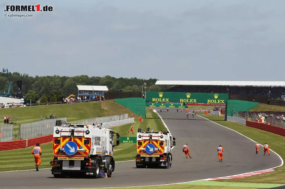 Während der Safety-Car-Phase fand lediglich ein Rennen der Räumfahrzeuge statt, sehr zur Belustigung der Zuschauer, die solche Szenen inmitten eines Rennens natürlich nicht gewohnt waren. Foto zur News: Während der Safety-Car-Phase fand lediglich ein Rennen der Räumfahrzeuge statt, sehr zur Belustigung der Zuschauer, die solche Szenen inmitten eines Rennens natürlich nicht gewohnt waren.