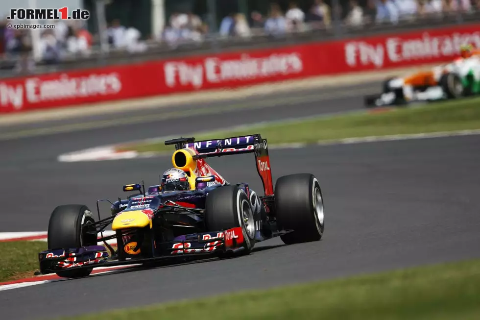 Purer Reifenfehler oder vielleicht zu scharfe Randsteine auf der Strecke - Diese Frage wurde an der Boxenmauer hektisch diskutiert. Auch Vettel wurde zur Vorsicht angewiesen, denn beim Reifenwechsel hatte man festgestellt, dass auch der Pirelli-Pneu des Red Bull kurz davor war, den Geist aufzugeben. Foto zur News: Purer Reifenfehler oder vielleicht zu scharfe Randsteine auf der Strecke - Diese Frage wurde an der Boxenmauer hektisch diskutiert. Auch Vettel wurde zur Vorsicht angewiesen, denn beim Reifenwechsel hatte man festgestellt, dass auch der Pirelli-Pneu des Red Bull kurz davor war, den Geist aufzugeben.