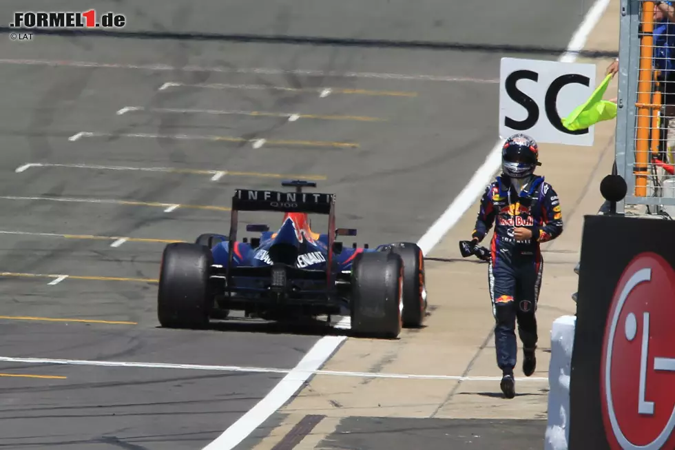 Runde 41 markierte dann das Ende der Reifensorgen für Vettel. Der Weltmeister wurde immer langsamer und rollte schließlich auf der Start-Ziel-Geraden aus. Ein defekte Lichtmaschine zwang ihn dazu, seinen Wagen vorzeitig abzustellen und dadurch eine weitere Safety-Car-Phase zu verursachen. Die britischen Fans auf der Haupttribüne hat's gefreut. Sie begleiteten den Ausfall mit frenetischem Jubel. Foto zur News: Runde 41 markierte dann das Ende der Reifensorgen für Vettel. Der Weltmeister wurde immer langsamer und rollte schließlich auf der Start-Ziel-Geraden aus. Ein defekte Lichtmaschine zwang ihn dazu, seinen Wagen vorzeitig abzustellen und dadurch eine weitere Safety-Car-Phase zu verursachen. Die britischen Fans auf der Haupttribüne hat's gefreut. Sie begleiteten den Ausfall mit frenetischem Jubel.