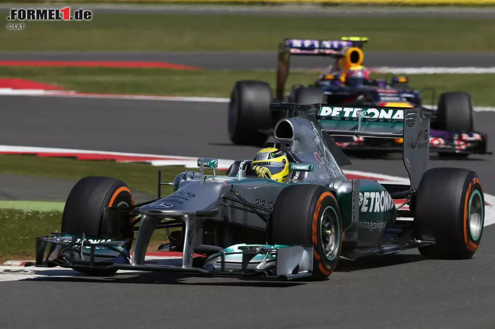 Auf den Überholmarathon folgte dann eine regelrechte Hetzjagd auf den mittlerweile führenden Nico Rosberg. Der Australier war heiß auf den Sieg. Mit knappen 0,7 Sekunden Vorsprung überquerte dann aber doch der Mercedes-Pilot als erster die Ziellinie. Foto zur News: Auf den Überholmarathon folgte dann eine regelrechte Hetzjagd auf den mittlerweile führenden Nico Rosberg. Der Australier war heiß auf den Sieg. Mit knappen 0,7 Sekunden Vorsprung überquerte dann aber doch der Mercedes-Pilot als erster die Ziellinie.